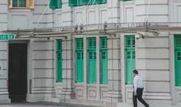 Hong Kong vs. Singapore: Where do bankers earn the most?