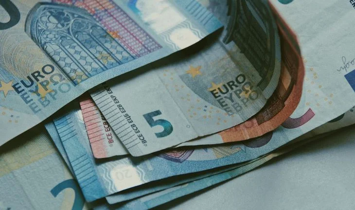 Deutsche Bank lining up higher bonuses for traders, M&A bankers