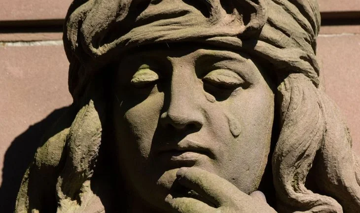 a statue that is crying