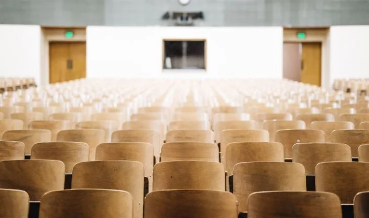 Junior bankers in France have side-gigs as university lecturers