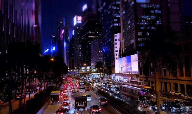 海外招聘的員工有所減少，令香港和新加坡銀行家有望獲得巨額花紅