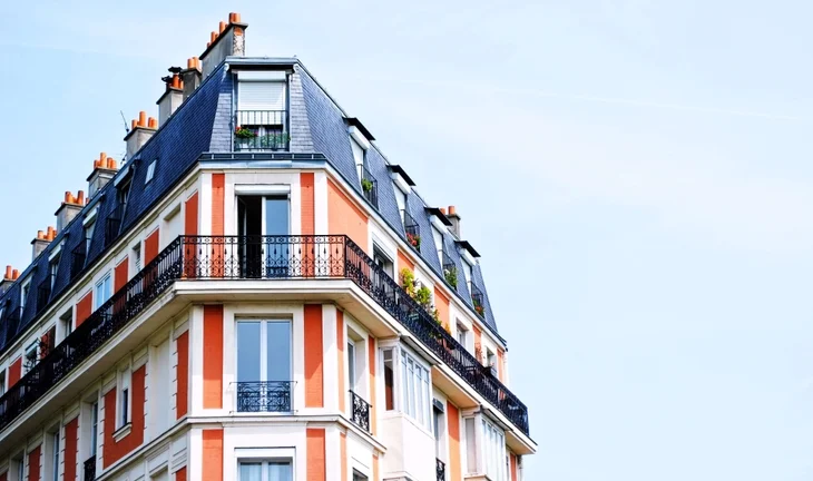 Morning Coffee: Senior bankers need Paris and Frankfurt apartments, urgently. Women are more difficult clients
