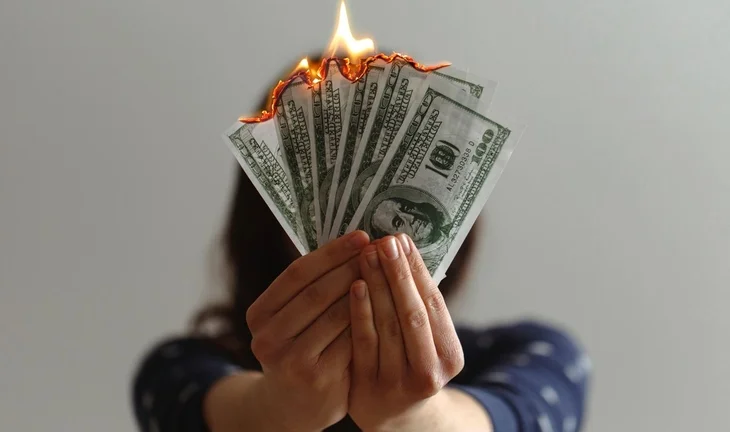 「我現年 24 歲，是一個銀行家，年收入達 32.5 萬美元。這個金額相當可觀」